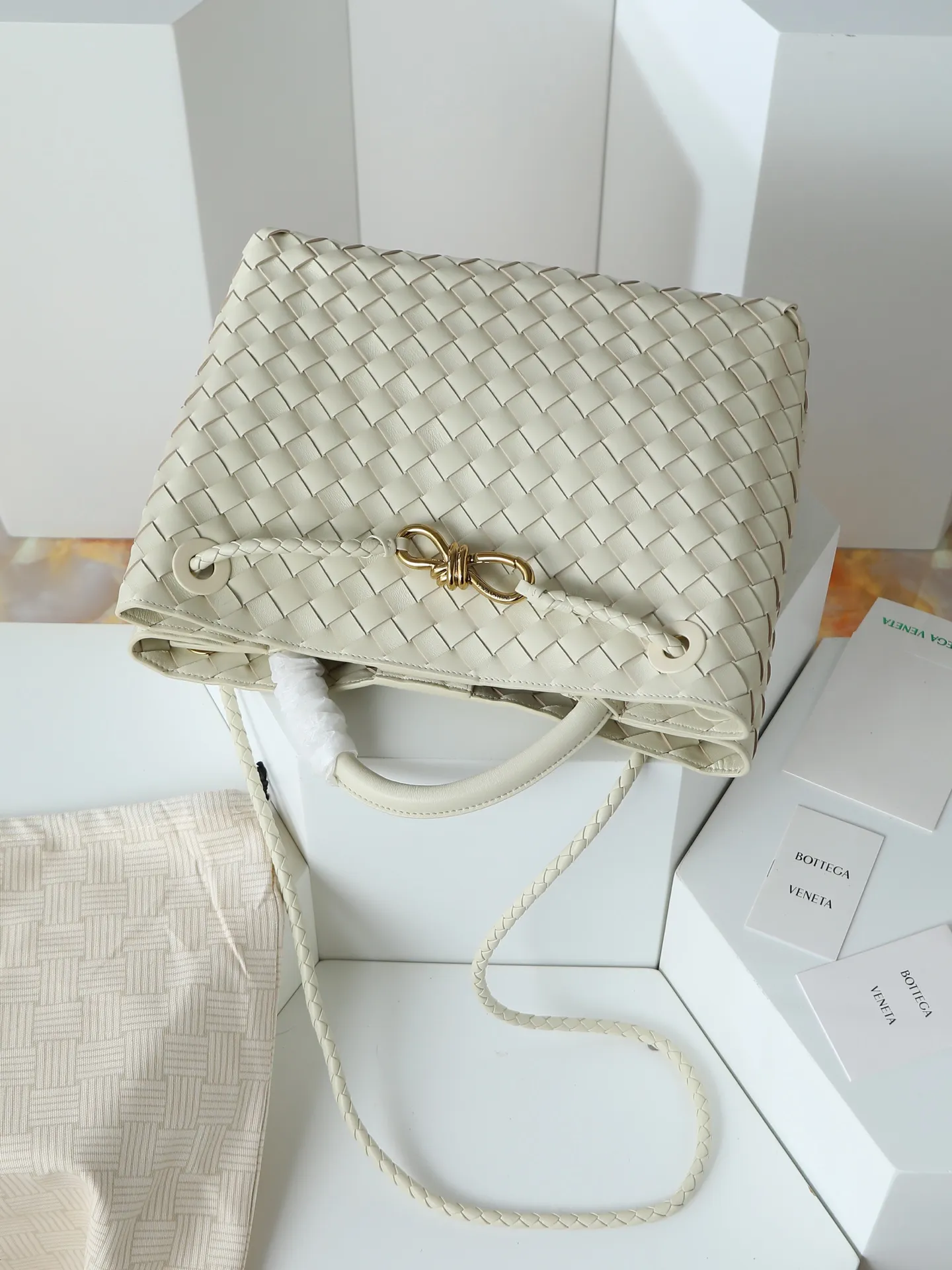 1550. Andiamo is shipping‼ ️Really popular🔥The new Andiamo woven handbag launched by Bottega Veneta this season is really popular all over the world! ! Celebrities at home and abroad have worn it, and Oscar-winning actress Michelle Yeoh has taken it out on the street. Song Jia, Trai Yala, Yu Feihong, Sanji Ayaka, Rosie Hunting-Whiteley, Yoshioka Riho, etc. have all worn this bag. It is classic and versatile and shows off your temperament, and the bag capacity is also large, which is very convenient for daily commuting! ! A variety of carrying methods, the shoulder straps can be adjusted by yourself, the original lambskin feels soft and delicate, and the unisex style breaks gender boundaries and brings a more practical and longer-lasting use experience. Andiamo, which has both elegant and casual styles, perfectly interprets the true appearance of "fashionable old money style". Style number: 766016 Size: 32*24*12